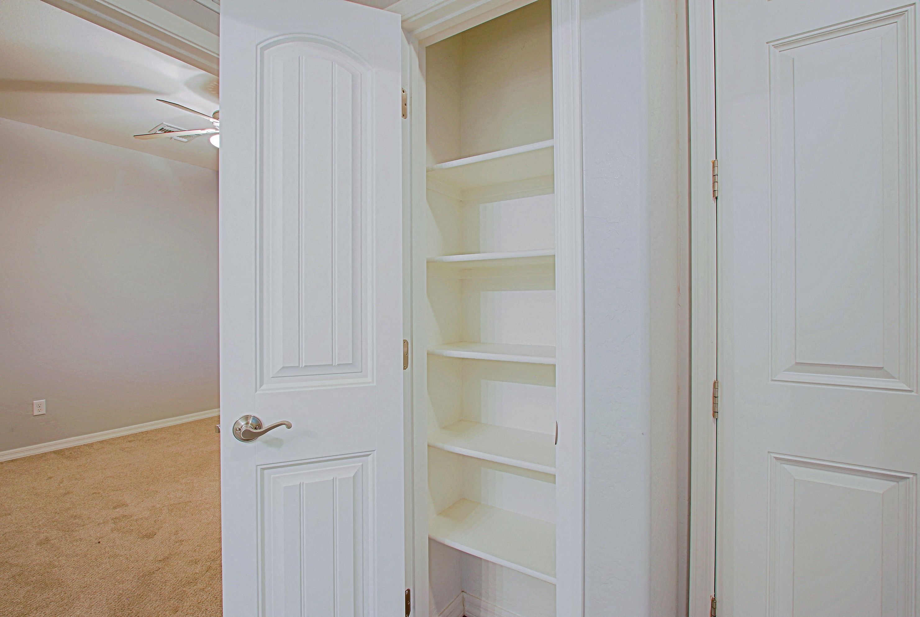 Luxury Gated Condo With Split Floorplan &amp; Walk-in Closets photo 3